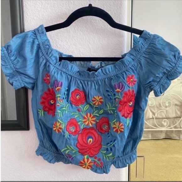 Forever 21 Tops - Women's Blue Chambray Floral Crop Top Size Small